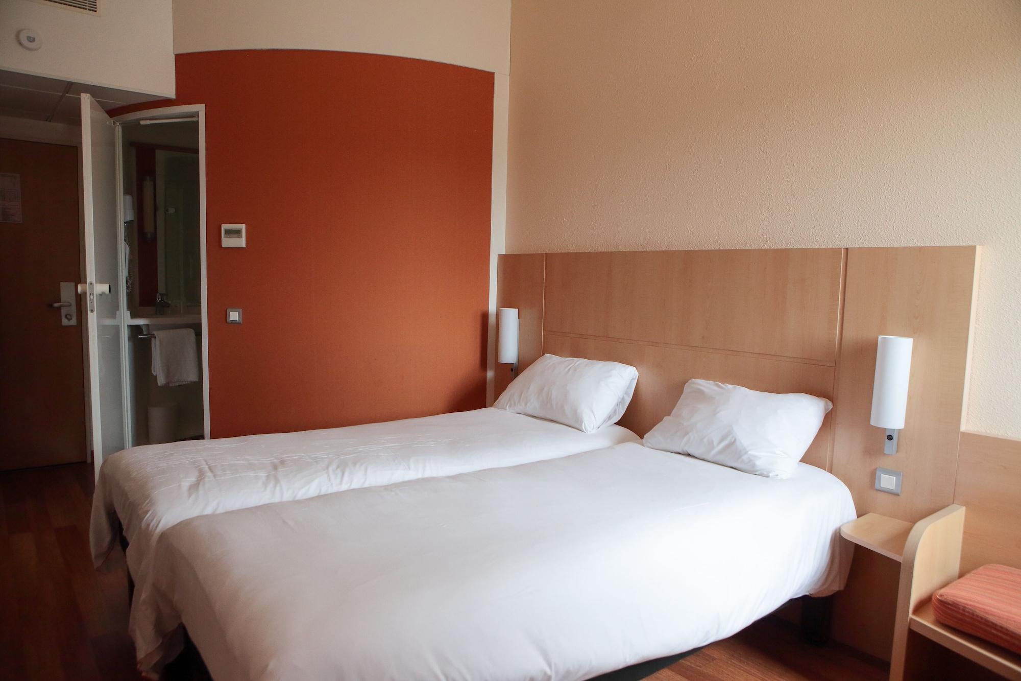 Ibis Albert Pays De Somme Exterior foto